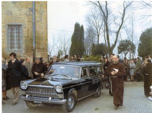 Santuario di Puianello 1972, il carro funebre si avvia verso Levizzano Rangone (MO)